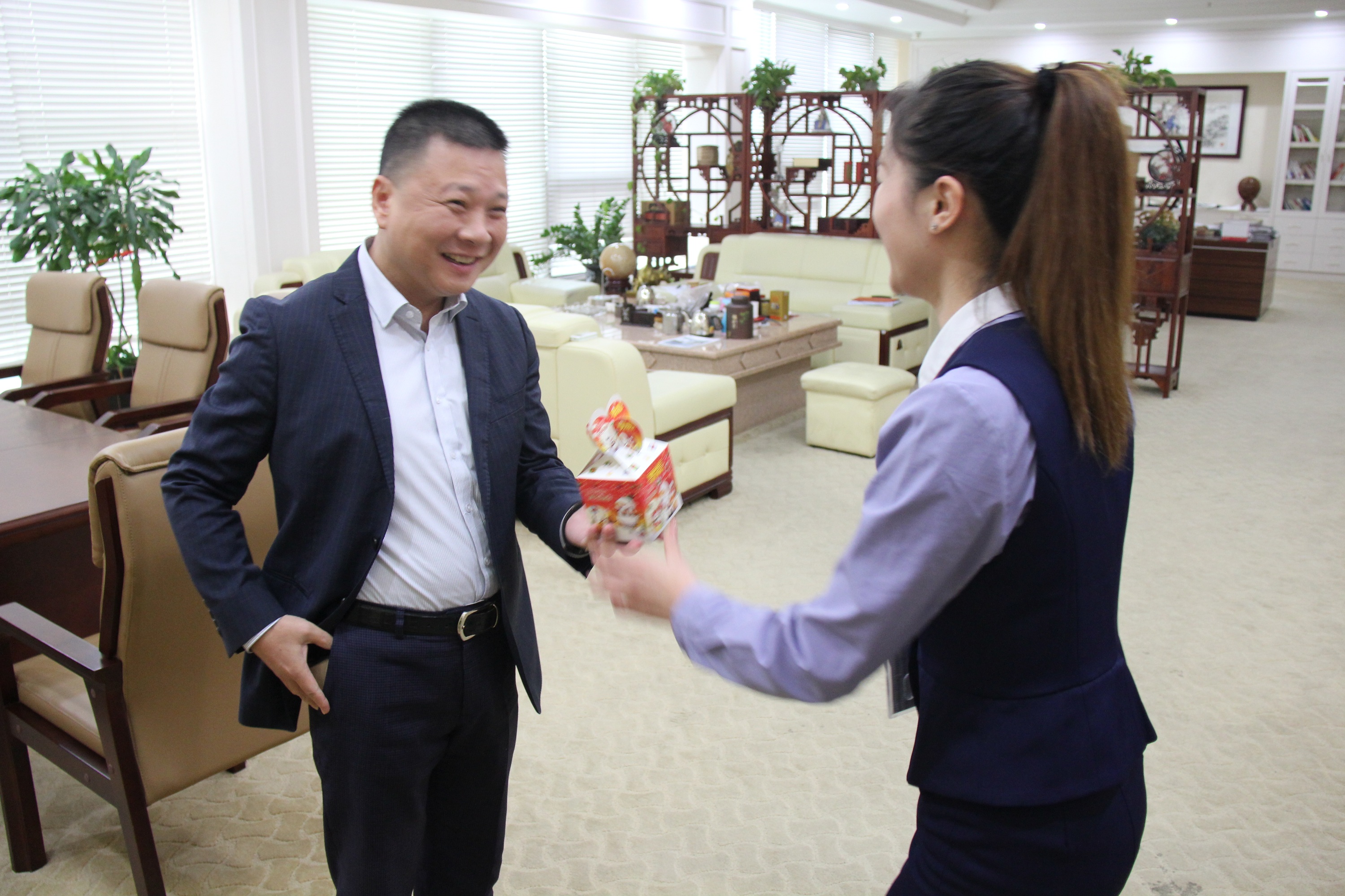 圣悅詩(shī)國(guó)際輕奢美妝為公司員工送平安祝福！